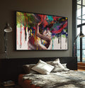 Quadro Decorativo Abraço Colorido: Paixão e Amor - quadros decorativos para sala 1 Tela, 1 Tela Horizontal - em ambiente decorado