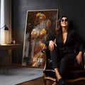 Oxum orixá de vestido dourado, turbante e espelho abebé em fundo marrom escuro, quadro decorativo