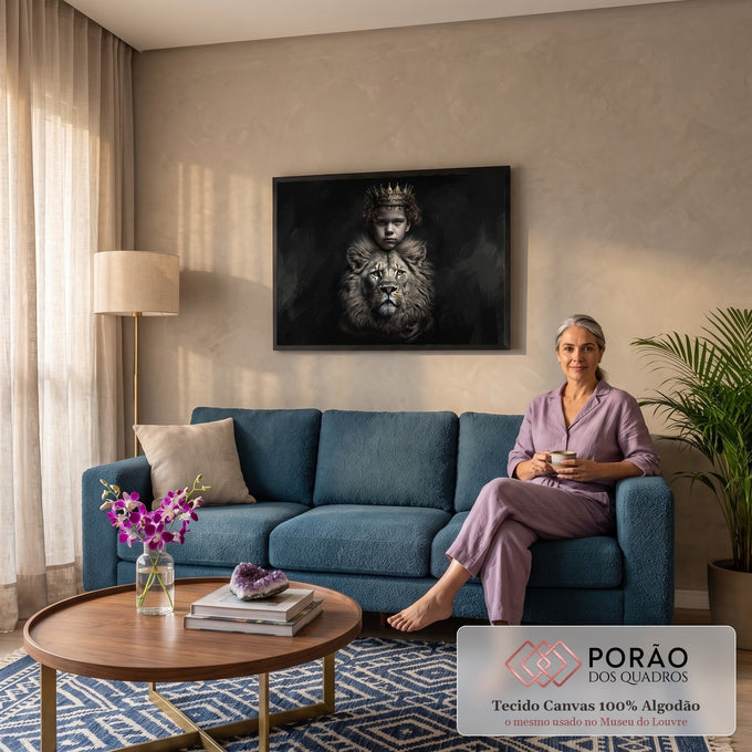 Quadro Decorativo Grande Menino com Coroa para Sala Preto | quadros decorativos para sala de estar | menino de coroa dourada abraçado por leão em tons de preto e sépia | em ambiente 3 | Porao dos Quadros