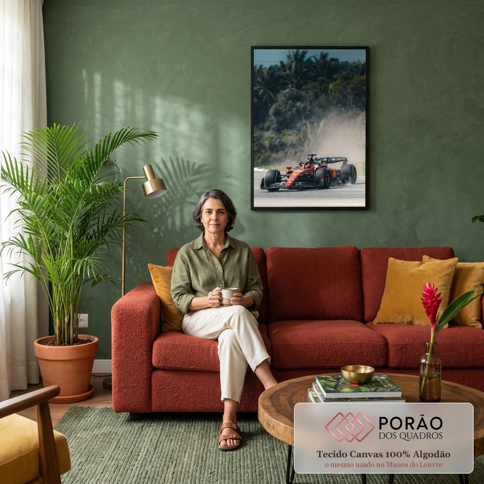 Quadro Decorativo Grande Carro Automobilismo para Sala | quadros decorativos para sala de estar | carro de corrida vermelho derrapando levantando poeira com palmeiras ao fundo | em ambiente 3 | Porao dos Quadros