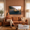 Carro esportivo amarelo em estrada de serra entre pinheiros com neblina e luz dourada, quadro decorativo
