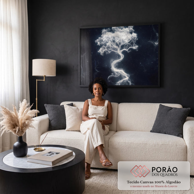 Quadro Decorativo Grande Árvore de Luz para Sala Preto | quadros decorativos para sala de estar | árvore formada por partículas de luz branca com raízes sinuosas sobre céu estrelado escuro | em ambiente 3 | Porao dos Quadros
