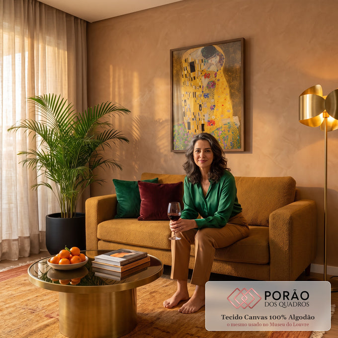Quadro Decorativo Grande Tela de Pinturas para Sala Dourado | quadros decorativos para sala de estar | casal abraçado em mantos dourados ornamentados sobre campo florido, estilo Art Nouveau | em ambiente 3 | Porao dos Quadros