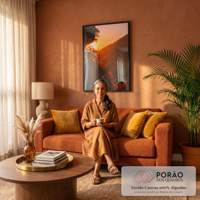 Quadro Decorativo Grande Urze e Rochas para Sala Laranja | quadros decorativos para sala de estar | pôr do sol entre rochas e arbustos secos com montanha ao fundo em tons laranja | em ambiente 3 | Porao dos Quadros