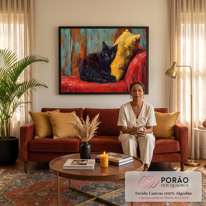 Quadro Decorativo Grande Gato em Sofá para Sala Preto | quadros decorativos para sala de estar | gato preto de olhos amarelos sobre sofá vermelho com almofada amarela em pintura texturizada | em ambiente 3 | Porao dos Quadros