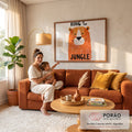Quadro Decorativo Grande Leão de Bebê para Quarto de Bebê | quadros decorativos para sala de estar | leão fofo em aquarela laranja com frase king of the jungle em letras pretas | em ambiente 3 | Porao dos Quadros