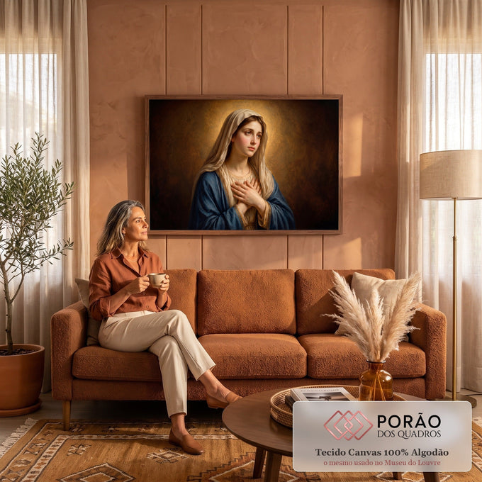 Quadro Decorativo Grande Nossa Senhora Peito para Sala Azul | quadros decorativos para sala de estar | Nossa Senhora com véu bege e manto azul, mãos cruzadas sobre o peito em oração | em ambiente 3 | Porao dos Quadros