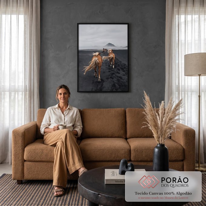 Cavalos de crina loira trotando em praia de areia preta rumo à montanha na neblina, quadro decorativo