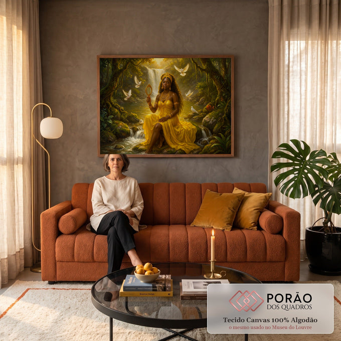 Oxum de vestido amarelo e coroa dourada segurando espelho na cachoeira com pombas brancas, quadro decorativo