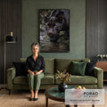 Quadro Decorativo Grande Pantera Olhos Amarelos para Sala | quadros decorativos para sala de estar | pantera negra bebendo água com olhos amarelos intensos e pelagem molhada | em ambiente 3 | Porao dos Quadros