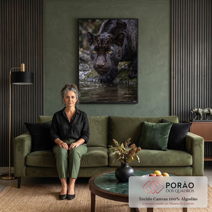 Quadro Decorativo Grande Pantera Olhos Amarelos para Sala | quadros decorativos para sala de estar | pantera negra bebendo água com olhos amarelos intensos e pelagem molhada | em ambiente 3 | Porao dos Quadros