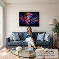 Leão de juba multicolorida em rosa, azul e laranja com pinceladas sobre fundo preto, quadro decorativo
