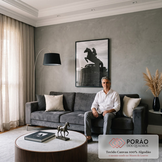 Silhueta de cavaleira em cavalo empinado diante de Porsche clássico, foto preto e branco, quadro decorativo