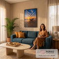 Quadro Decorativo Grande Barco de Pesca para Sala Laranja | quadros decorativos para sala de estar | barco de pesca colorido na areia com rede estendida sob pôr do sol dourado | em ambiente 3 | Porao dos Quadros