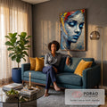 Rosto feminino de olhos fechados em mosaico azul e cinza, cabelo vermelho e amarelo, quadro decorativo