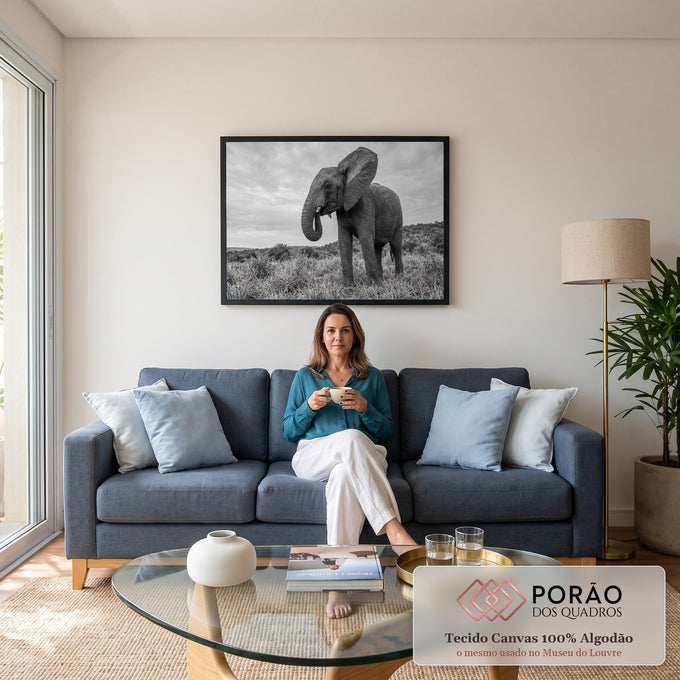 Elefante africano de tromba enrolada e orelha aberta na savana, fotografia preto e branco, quadro decorativo