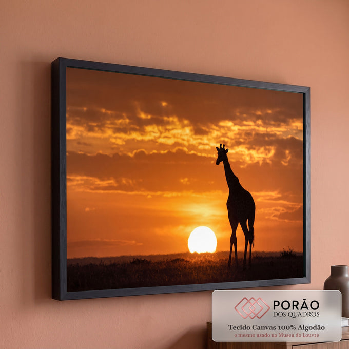 Silhueta de girafa diante do sol se pondo na savana africana sob céu laranja, quadro decorativo