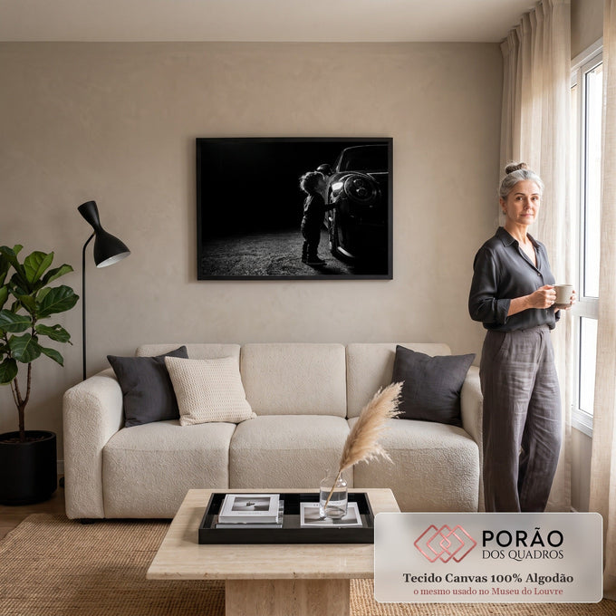 Quadro Decorativo Grande Criança Admirando para Sala Preto | quadros decorativos para sala de estar | criança admirando carro esportivo escuro em fotografia preto e branco dramática | em ambiente 3 | Porao dos Quadros
