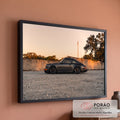 Porsche 911 clássico cinza rebaixado de perfil ao pôr do sol, sobre cascalho e muro, quadro decorativo