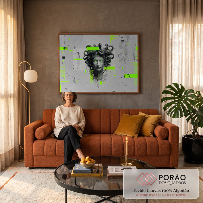 Quadro Decorativo Grande Medusa com Olhos para Sala Cinza | quadros decorativos para sala de estar | cabeça de Medusa em cinza com cabelos de cobras e olhos verde neon brilhantes | em ambiente 3 | Porao dos Quadros