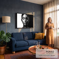Rosto de mulher de olhos fechados dividido em metade clara e metade escura, fundo preto e branco, quadro decorativo