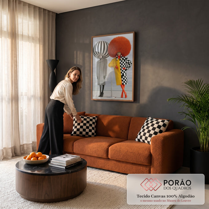 Duas mulheres fashion com perucas gigantes laranja e listrada e casacos xadrez, quadro decorativo