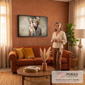 Quadro Decorativo Grande Mulher com Maquiagem para Sala Bege | quadros decorativos para sala de estar | mulher com maquiagem artística rachada segurando ave branca de bico laranja | em ambiente 3 | Porao dos Quadros