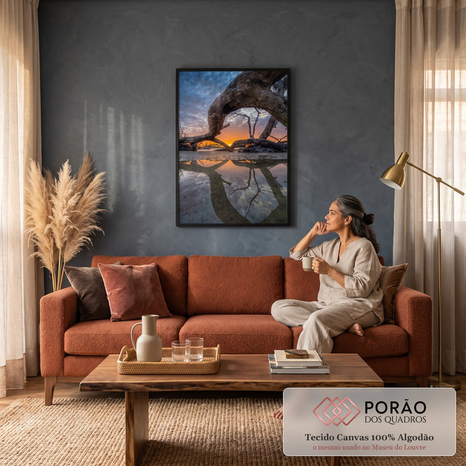 Quadro Decorativo Grande Árvore Seca para Sala Laranja | quadros decorativos para sala de estar | tronco de árvore seca em arco contra céu alaranjado refletido na água | em ambiente 3 | Porao dos Quadros