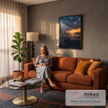 Estrada vista pelo para-brisa com chuva, nuvens de tempestade e pôr do sol laranja, quadro decorativo