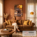 Quadro Decorativo Filhote de Elefante na Água ao Pôr do Sol | quadros decorativos para sala de estar | filhote de elefante espirrando água com a tromba sob pôr do sol dourado | em ambiente 3 | Porao dos Quadros