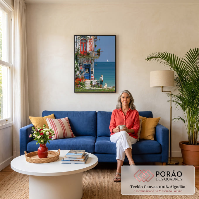Café antigo à beira-mar com portas coloridas, senhor e cachorro branco olhando o veleiro, quadro decorativo