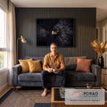 Quadro Decorativo Grande Águia de Olhar para Sala Preto | quadros decorativos para sala de estar | retrato de águia com penas escuras despenteadas e olho laranja vibrante sobre fundo preto | em ambiente 3 | Porao dos Quadros