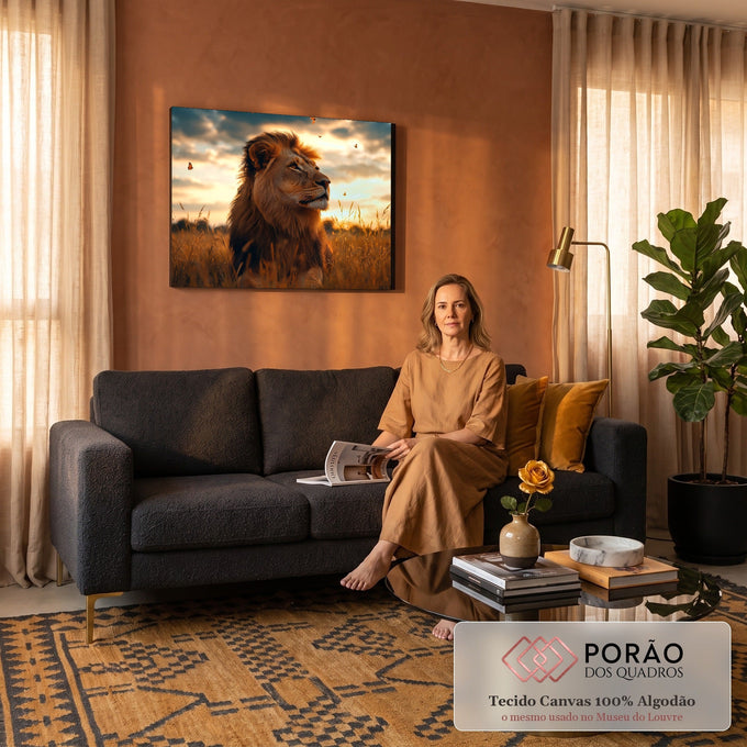 Leão de juba dourada olhando o céu na savana ao pôr do sol, cercado de borboletas, quadro decorativo