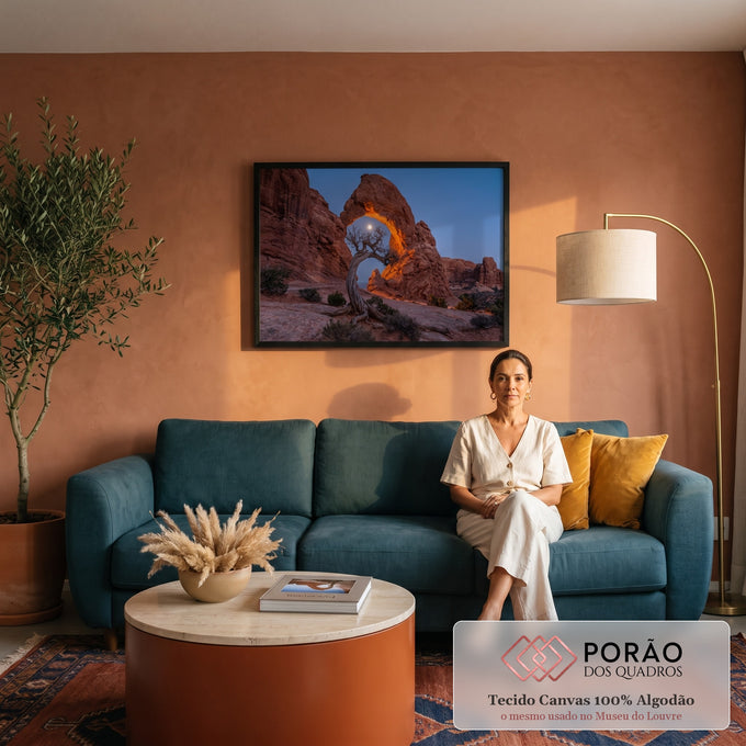 Quadro Decorativo Grande Arco de Pedra para Sala Laranja | quadros decorativos para sala de estar | arco de rocha vermelha emoldurando a lua cheia ao entardecer no deserto | em ambiente 3 | Porao dos Quadros