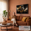 Leão de perfil com juba dourada e prateada esvoaçante como fumaça sobre fundo preto, quadro decorativo