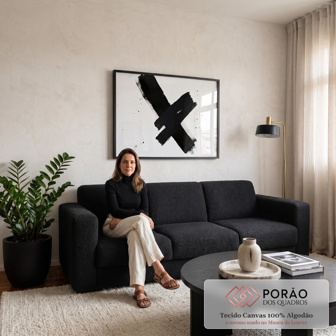 Quadro Decorativo Grande Pinceladas Pretas para Sala Preto | quadros decorativos para sala de estar | pinceladas pretas largas formando um X sobre fundo branco com respingos | em ambiente 3 | Porao dos Quadros