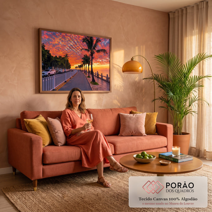 Quadro Decorativo Grande Pôr do Sol Praia para Sala | quadros decorativos para sala de estar | avenida litorânea com coqueiros e céu alaranjado ao pôr do sol | em ambiente 3 | Porao dos Quadros