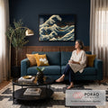 Quadro Decorativo Grande Onda de Hokusai para Sala Azul | quadros decorativos para sala de estar | grande onda azul sobre vilarejo japonês com montanha e céu estrelado ao fundo | em ambiente 3 | Porao dos Quadros
