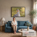 Ave secretária cinza com crista de penas pretas e face laranja, com capim verde desfocado ao fundo, quadro decorativo