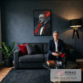 Homem de smoking com charuto e rosa vermelha em P&B sobre luzes vermelhas e azuis, quadro decorativo