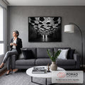 Quadro Decorativo Grande Homem Solitário para Sala Preto | quadros decorativos para sala de estar | homem solitário de terno sob túnel de guarda-chuvas pretos e brancos em preto e branco | em ambiente 3 | Porao dos Quadros