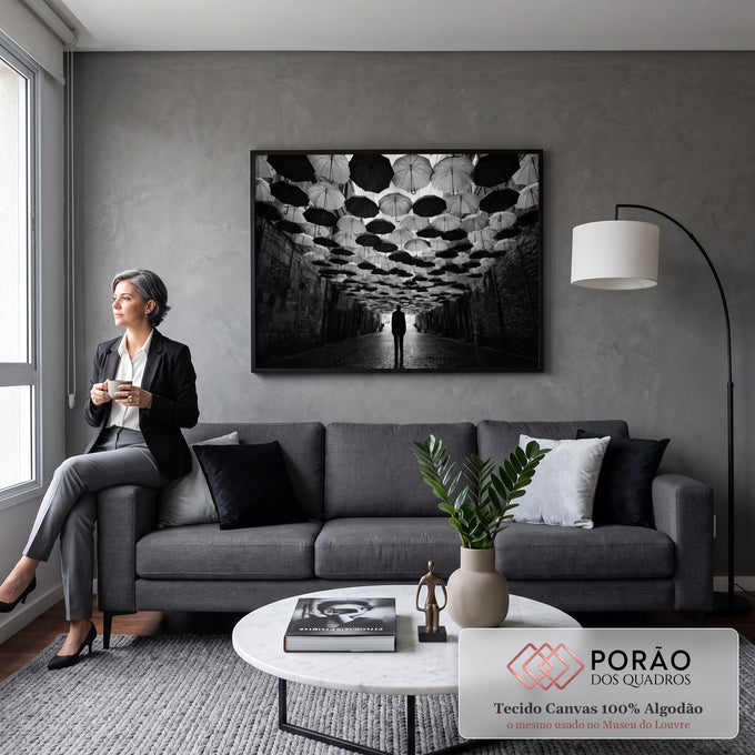 Quadro Decorativo Grande Homem Solitário para Sala Preto | quadros decorativos para sala de estar | homem solitário de terno sob túnel de guarda-chuvas pretos e brancos em preto e branco | em ambiente 3 | Porao dos Quadros