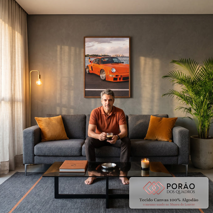 Quadro Decorativo Carro Clássico Laranja Pôr do Sol no Mar | quadros decorativos para sala de estar | carro esportivo laranja com aerofólio à beira da água e skyline ao fundo | em ambiente 3 | Porao dos Quadros
