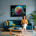 Quadro Decorativo Grande Dália Colorida para Sala Azul | quadros decorativos para sala de estar | dália em close com pétalas azuis, amarelas e magenta sobre fundo preto | em ambiente 3 | Porao dos Quadros
