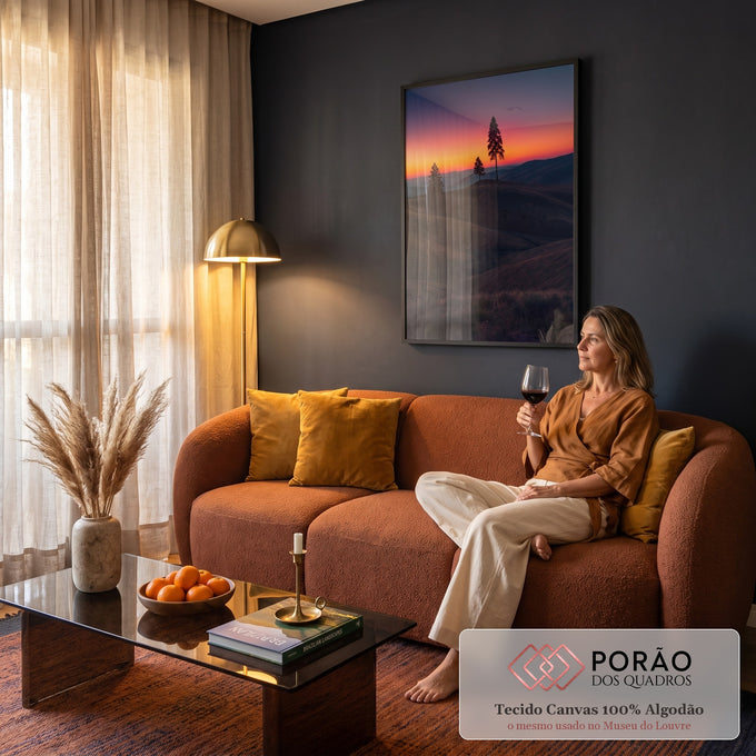Quadro Decorativo Grande Três Árvores para Sala Laranja | quadros decorativos para sala de estar | silhuetas de três pinheiros contra pôr do sol laranja e rosa com lua crescente | em ambiente 3 | Porao dos Quadros