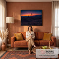 Pôr do sol laranja sobre colinas ondulantes com pinheiros em silhueta e lua crescente, quadro decorativo