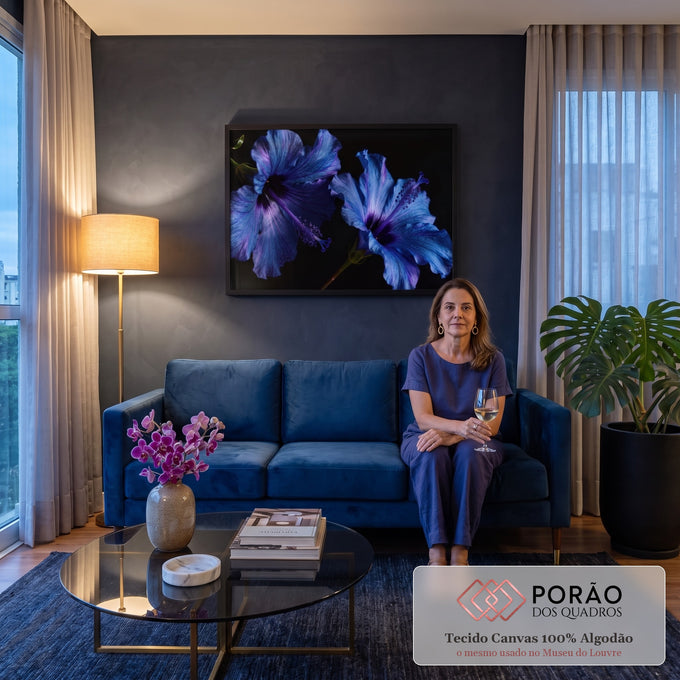 Quadro Decorativo Grande Hibiscos Azuis Azul para Sala | quadros decorativos para sala de estar | duas flores de hibisco azul e roxo em foto macro sobre fundo preto | em ambiente 3 | Porao dos Quadros