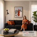 Mulher de casaco vermelho, chapéu pontudo e máscara ao lado de zebra em deserto branco, quadro decorativo