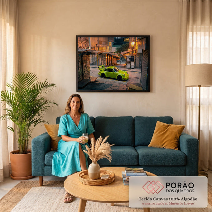 Porsche 911 verde-limão com aerofólio numa ladeira de Hong Kong com grafites e postes acesos, quadro decorativo