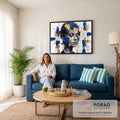 Quadro Decorativo Grande Retrato Dourado para Sala Azul | quadros decorativos para sala de estar | rosto feminino em preto e branco coberto por blocos de tinta azul e dourada escorrida | em ambiente 3 | Porao dos Quadros